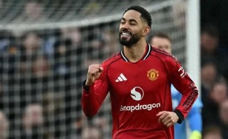 随着曼联3-2绝杀，维拉0-1小蜜蜂，热刺2-2曼城，英超积分榜出炉