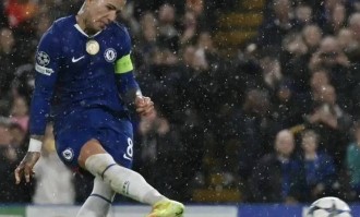 蓝军主帅马雷斯卡的4231阵型展现出惊人威力，让这场原本势均力敌的较量早早失去悬念